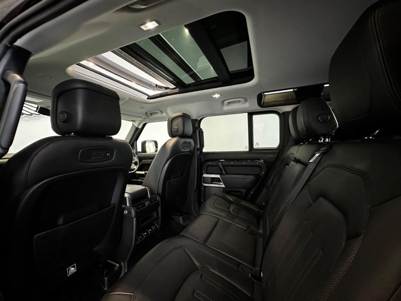 LAND ROVER DEFENDER 110