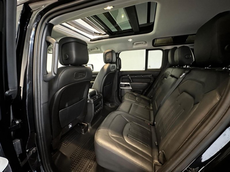 LAND ROVER DEFENDER 110