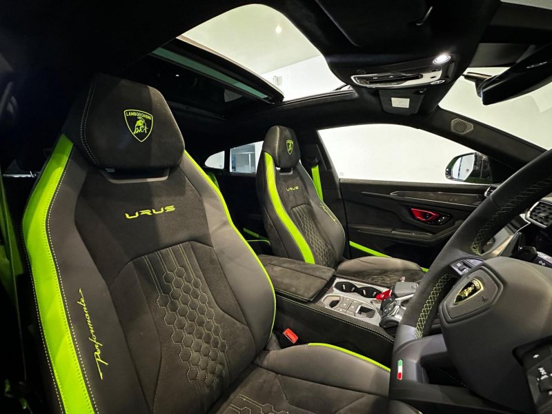 LAMBORGHINI URUS