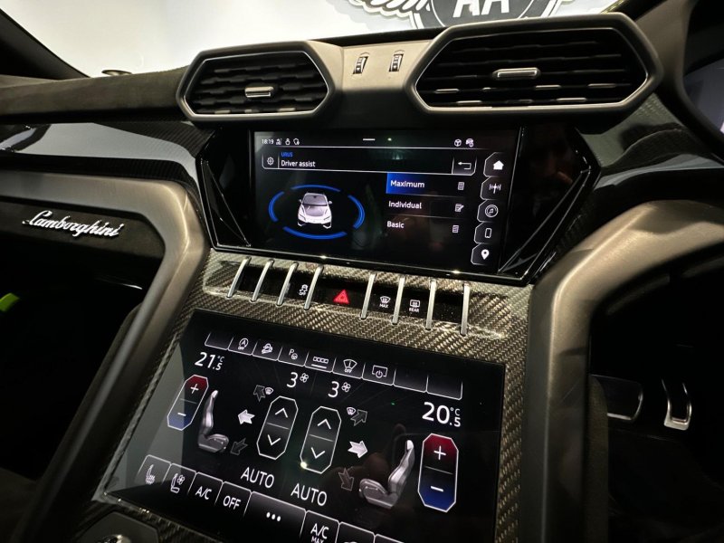 LAMBORGHINI URUS