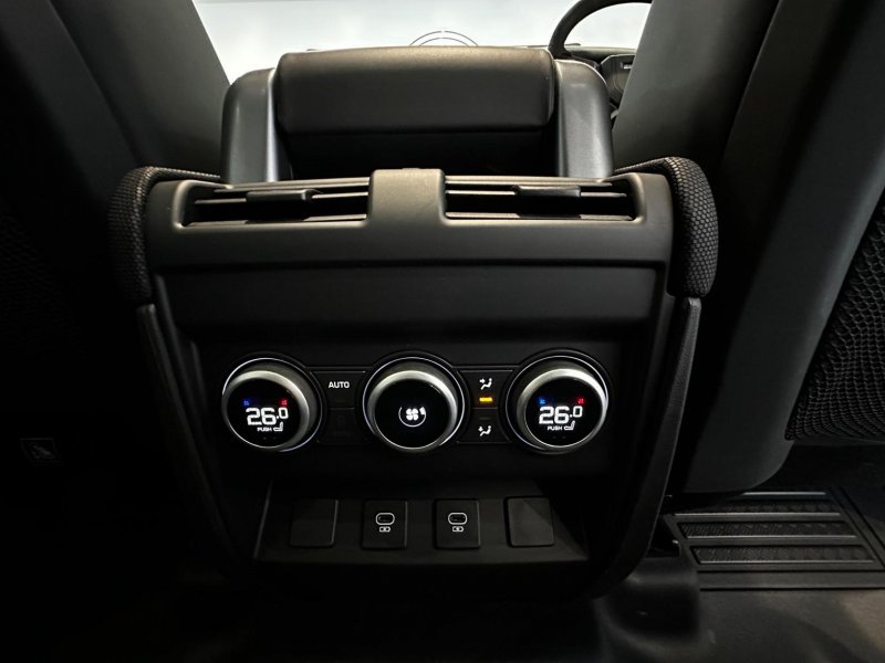 LAND ROVER DEFENDER 110