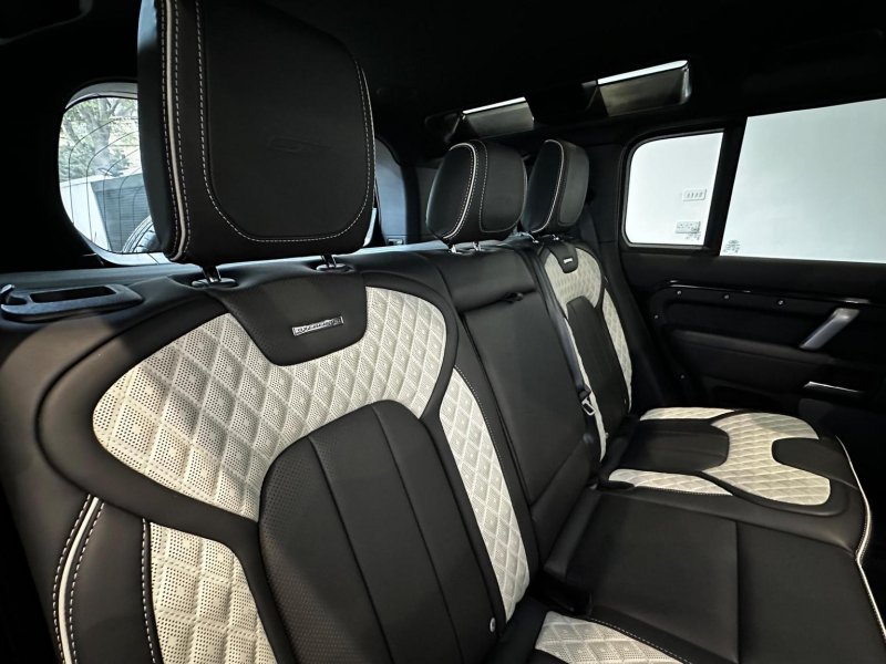 LAND ROVER DEFENDER 110
