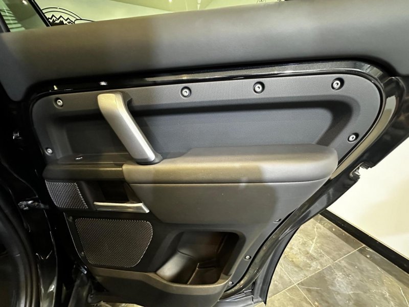 LAND ROVER DEFENDER 110