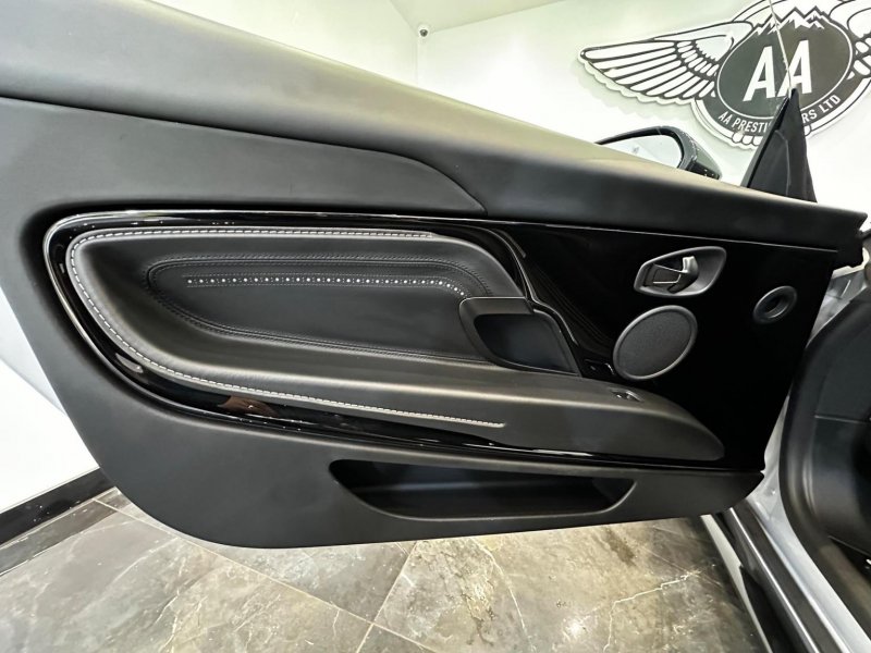 ASTON MARTIN DB11